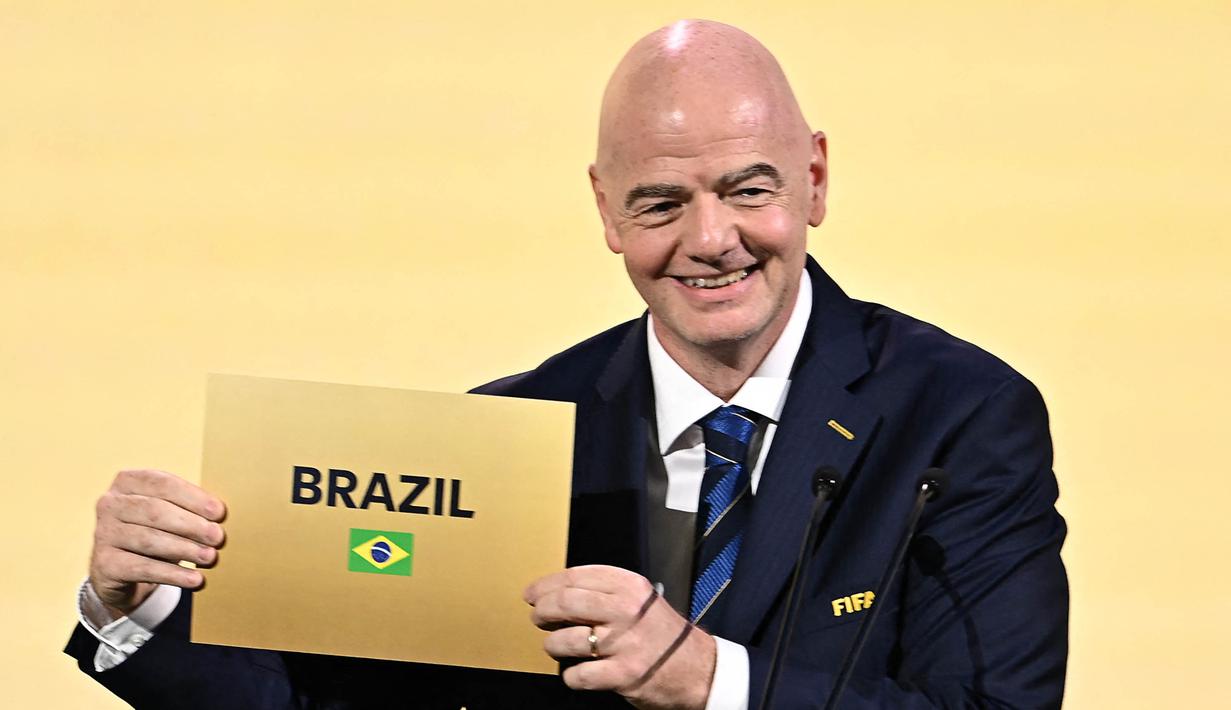 <p>Presiden FIFA, Gianni Infantino, mengumumkan Brasil sebagai tuan rumah Piala Dunia Wanita 2027 dalam Kongres FIFA ke-74 di Bangkok pada 17 Mei 2024. (Manan Vatsyayana/AFP)</p>