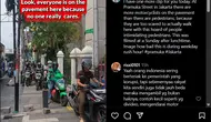 Tangkapan layar dari akun @johanstravel yang menunjukkan pengendara motor naik ke trotoar di Jalan Pramuka. (dok. Instagram @johanstravel/https://www.instagram.com/reel/C6TX48ONeT9/?utm_source=ig_web_copy_link&igsh=MzRlODBiNWFlZA==/Rusmia Nely)
