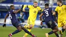 Penyerang Swedia, Dejan Kulusevski (center) berusaha melewati gelandang Prancis, Paul Pogba pada pertandingan UEFA Nations League di stadion Stade de France di Saint-Denis, Paris utara, Selasa (17/11/2020). Prancis menang atas Swedia 4-2. (AP Photo/Francois Mori)