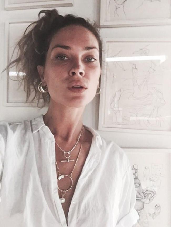 Inspirasi Gaya Tumpuk Aksesori ala Selebritas yang Patut Dicoba (Foto: Instagram/@erinwasson)