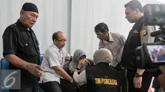 Tim Psikologi Polri berupaya menenangkan keluarga korban KM Zahro di RS Polri, Jakarta, Selasa (3/1). DVI Polri mengumpulkan data serta informasi tersebut sebagai bagian proses identifikasi jenazah korban KM Zahro. (Liputan6.com/Yoppy Renato)