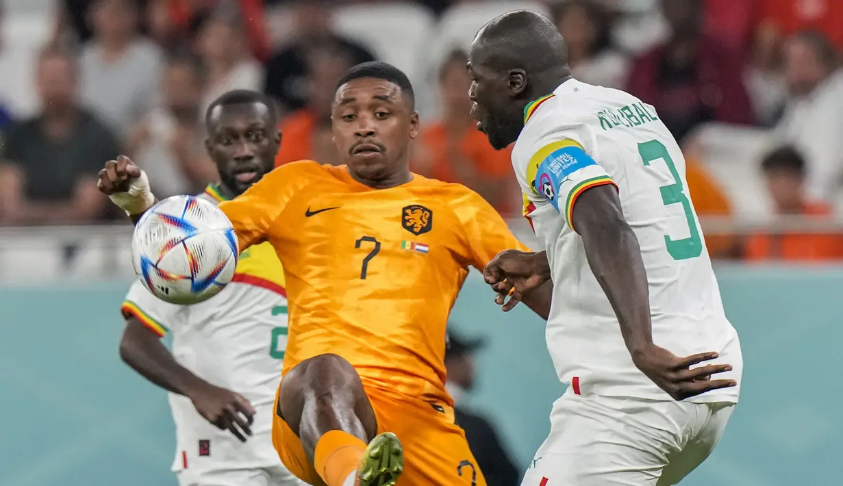 Timnas Belanda baru menguasai jalannya permainan saat laga berlangsung dalam 25 menit. Namun determinasi Steven Bergwijn dkk masih belum mampu menghasilkan gol bagi Tim Oranye hingga babak pertama usai. (AP/Luca Bruno)