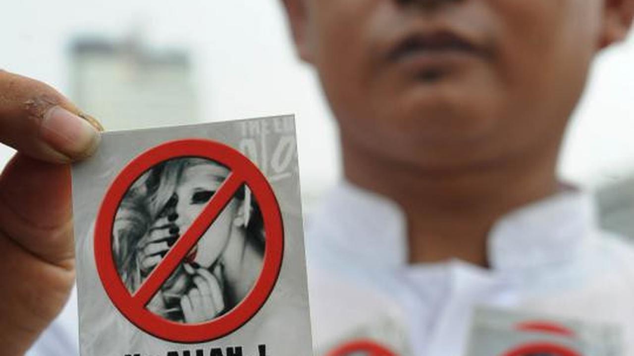 Seorang demonstran membawa poster penolakan konser Lady Gaga pada aksi 