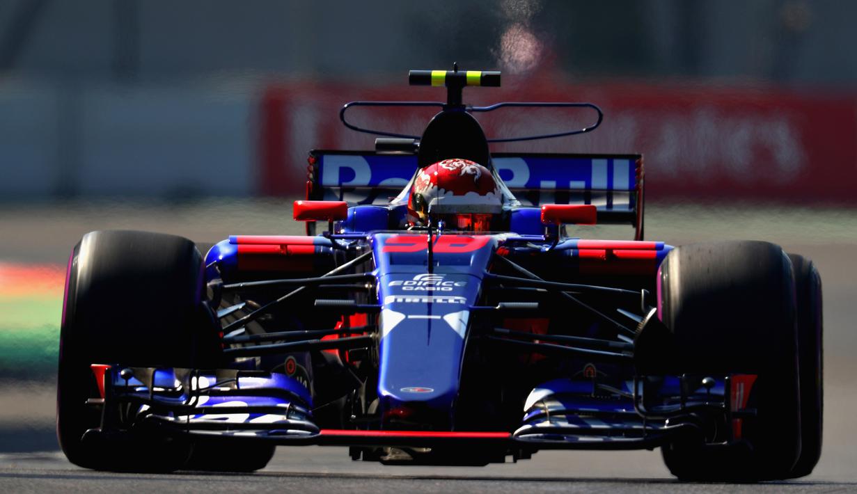 Sean Gelael melaju dengan mobil Scuderia Toro Rosso STR12 pada sesi latihan bebas  F1 GP Mexico di Autodromo Hermanos Rodriguez, (27/10/2017). Sean menempati urutan ke-17.  (Clive Rose/Getty Images/AFP)