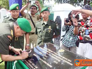 Citizen6, Sukabumi:  Pangdam III/Siliwangi Mayor Jenderal TNI Sonny Widjaja meresmikan Kodim 0622/Kabupaten Sukabumi, Rabu (4/4) bertempat di Makodim 0622/Kabupaten Sukabumi. (Pengirim: Badarudin Bakri)