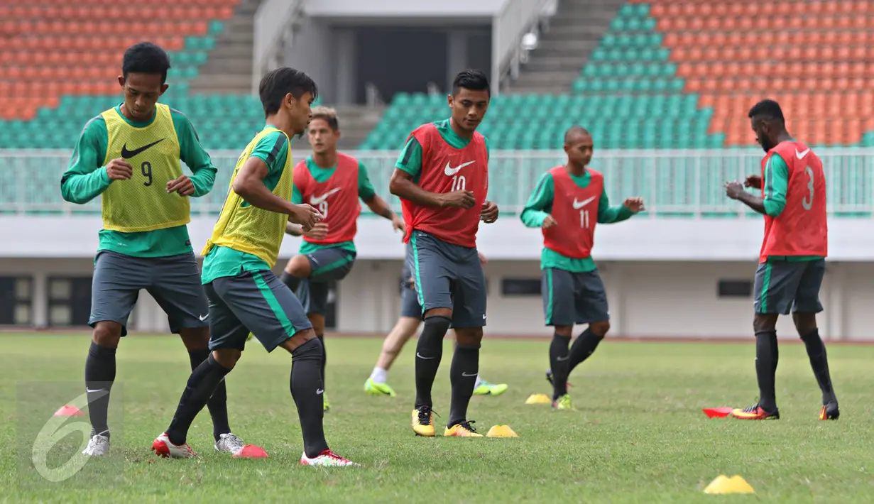 Pemain menjalani latihan dalam proses seleksi Timnas Indonesia gelombang kedua di Stadion Pakansari, Cibinong, Bogor, Jawa Barat, Selasa (16/8). Seleksi dilakukan untuk memilih pemain yang akan bermain di Piala AFF 2016. (Liputan6.com/Immanuel Antonius)