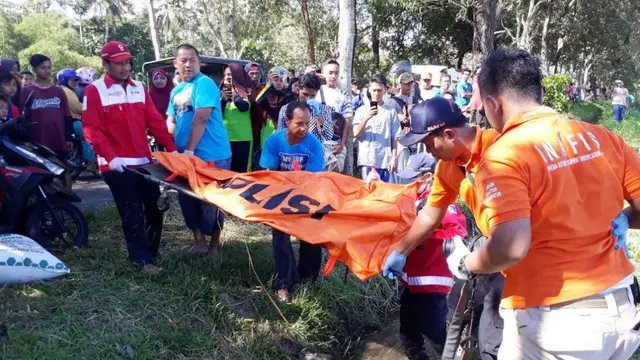 Evakuasi korban pembunuhan di Desa Bocor, Kebumen. (Foto: Liputan6.com/Polres Kebumen/Muhamad Ridlo)
