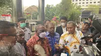 Stefanus Roy Rening, Pengacara Gubernur Papua Lukas Enembe, menyambangi Kantor Komisi Pemberantasan Korupsi (KPK). (Dok. Liputan6.com/Muhammad Radityo Priyasmoro)