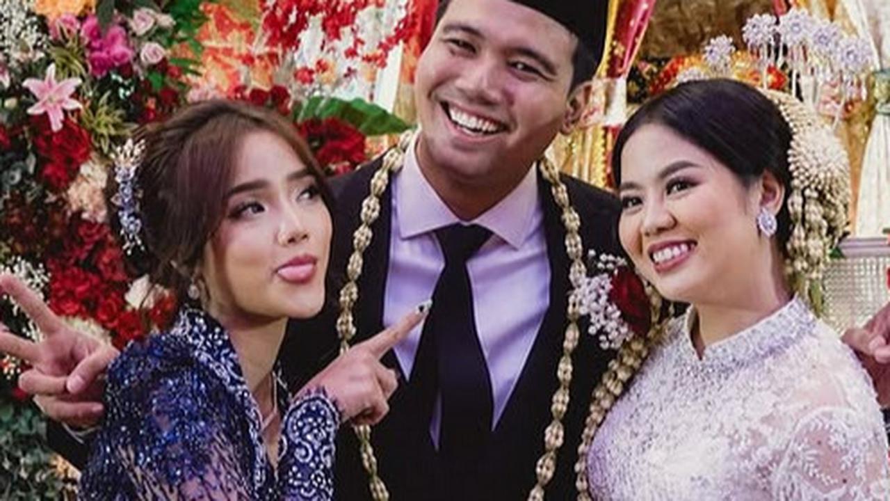 Potret Cantik Fuji di Pernikahan Frans Faisal, Bikin Pangling Tampil Anggun Berkebaya Biru & Rambut Disanggul