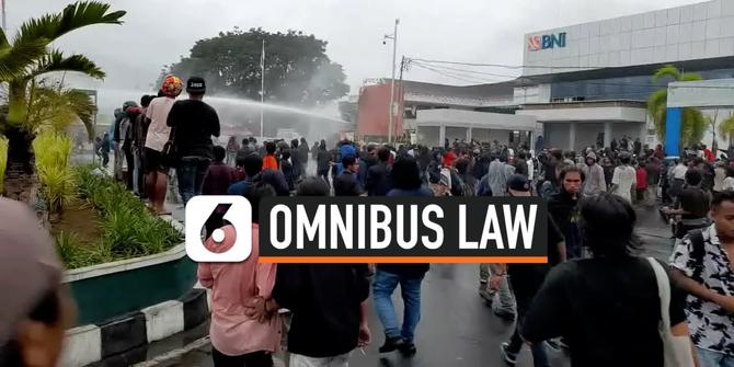 VIDEO: Demo Mahasiswa Tolak UU Cipta Kerja di Ternate Berakhir Ricuh