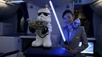 Seorang Pramugari menyapa pengunjung sambil memegang lightsabre atau pedang laser di pesawat Boeing 787 Dreamliner, Singapura, Kamis (12/11/2015).  Pesawat bertema Star Wars ini menjadi pertama di Asia Tenggara. (REUTERS/Edgar Su)