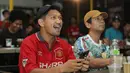 Ibnu Jamil (kiri) dan Rian d'Masiv saat Roaring Night Liga Inggris antara Manchester City melawan Manchester United di Picth 98, Kemang, Jakarta, Minggu (03/03/2024) malam WIB. (Bola.com/Abdul Aziz)