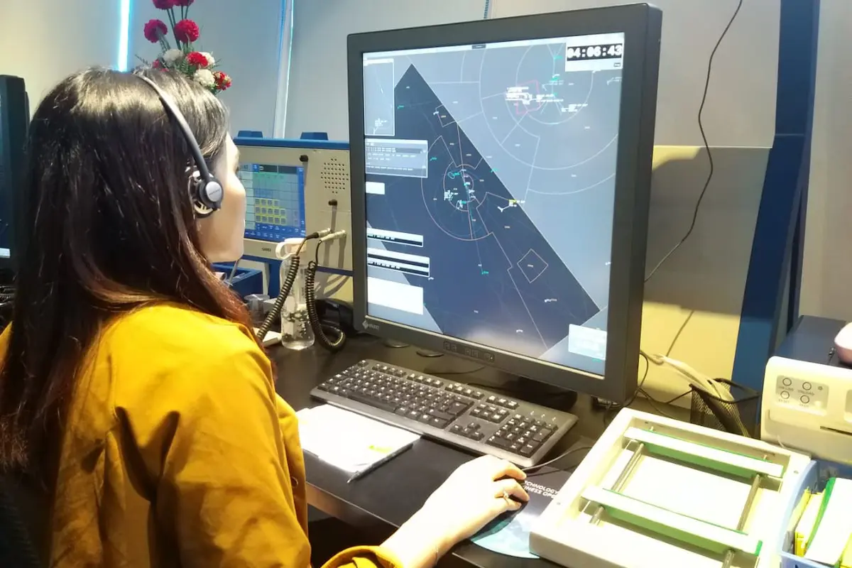Petugas ATC AirNav Indonesia memantau penerbangan melalui radar