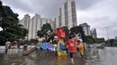 Sejumlah anak bermain di lahan bermain Kemayoran yang terendam banjir, Jakarta, Selasa (10/2). Tingginya curah hujan di wilayah Jakarta mengakibatkan sejumlah daerah masih terendam banjir. (Liputan6.com/Faizal Fanani)