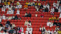 Suporter Qatar saat laga matchday pertama Grup A Piala Dunia 2022 antara Qatar menghadapi Ekuador di Al-Bayt Stadium, Qatar, Minggu (20/11/2022) malam WIB. (AFP/Odd Andersen)