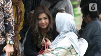Artis Cornelia Agatha terlihat menghadiri pemakaman mantan Menko Bidang Kemaritiman, Rizal Ramli di tempat pemakaman umum (TPU) Jeruk Purut Jakarta, Kamis (4/1/2024). (Liputan6.com/Herman Zakharia)