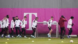 Pada leg pertama, Bayern nyaris kalah di Austria. Tertinggal oleh gol Junior Chukwubuike Adamu menit 21. Untung Kingsley Coman mencetak gol pada menit 90 yang menghindarkan Die Roten dari kekalahan. (AP/Matthias Schrader)