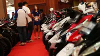Pengunjung melihat sepeda motor dalam ajang Lelang Expo 2017 di Jakarta Convention Center, Jumat (22/9). Sejumlah barang seperti mobil, sepeda motor dari balai lelang ikut meramaikan pameran lelang terbesar di Indonesia ini. (Liputan6.com/Angga Yuniar)