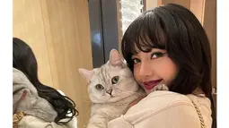 Lisa Blackpink dan kucingnya. (Instagram/ lalalalisa_m)