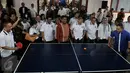 Zulkifli Hasan bermain tennis meja saat pembukaan rangkaian HUT PAN ke-17 di Kantor DPP PAN, Jakarta, Kamis (23/07/2015). Sejumlah kegiatan diantaranya olahraga, lingkungan hidup, sosial, budaya, dan keagamaan. (Liputan6/JohanTallo)