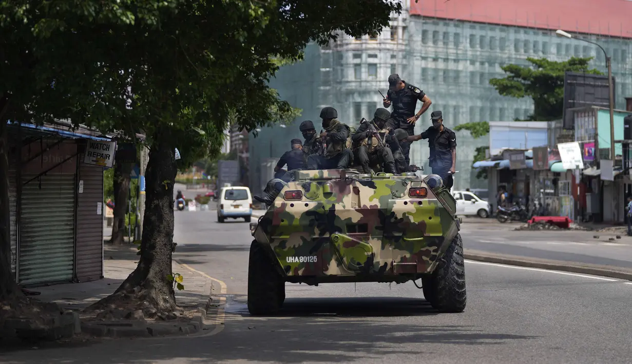 <p>Tentara Sri Lanka berpatroli selama jam malam di Kolombo, Rabu, 11 Mei 2022. Kementerian pertahanan Sri Lanka pada Selasa memerintahkan pasukan keamanan untuk menembak siapa pun yang menyebabkan korban jiwa atau properti publik untuk mencegah pembakaran yang meluas dan kekerasan massa yang menargetkan pendukung pemerintah. (AP Photo/Eranga Jayawardena)</p>