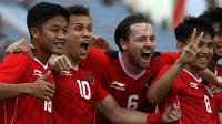 Pemain Timnas Indonesia U-23 melakukan selebrasi usai Egy Maulana Vikri (kiri kedua) mencetak gol&nbsp;ketiga timnya saat laga lanjutan Grup A SEA Games 2021 antara Timnas Filipina melawan Timnas Indonesia di Stadion Viet Tri, Phu Tho, Vietnam, Jumat (13/05/2022). (Bola.com/Ikhwan Yanuar)