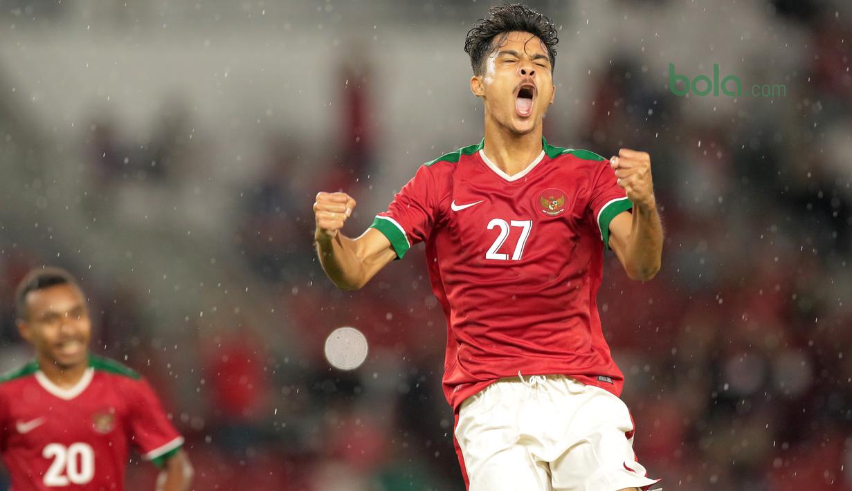 Pemain Timnas Indonesia U-19, Aji Kusuma mencetak satu gol ke gawang Jepang U-19 pada laga uji coba di Stadion Utama GBK, (24/3/2018). Indonesia U-19 Kalah 1-4. (Bola.com/Nicklas Hanoatubun)