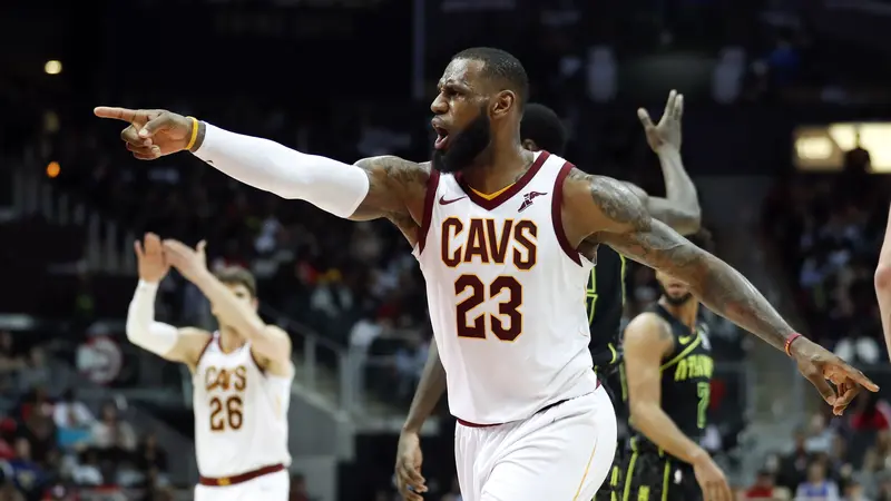 Selebrasi LeBron James saat membantu Cavaliers menekuk Hawks pada lanjutan NBA