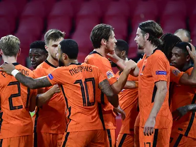 Pemain Belanda merayakan gol yang dicetak Steven Bergwijn ke gawang Polandia pada laga UEFA Nations League di Stadion Johan Cruijff Arena, Amsterdam, Sabtu (5/9/2020) dini hari WIB. Belandang menang 1-0 atas Polandia. (AFP/John Thys)