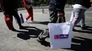 Para pelanggan melakukan pembelian menggunakan kantong kertas dan kain di Mexico City pada 1 Januari 2020. Toko-toko berhenti menyediakan kantong plastik sekali pakai kepada pelanggan sesuai undang-undang yang berlaku di ibu kota Meksiko. (AP/Rebecca Blackwell)