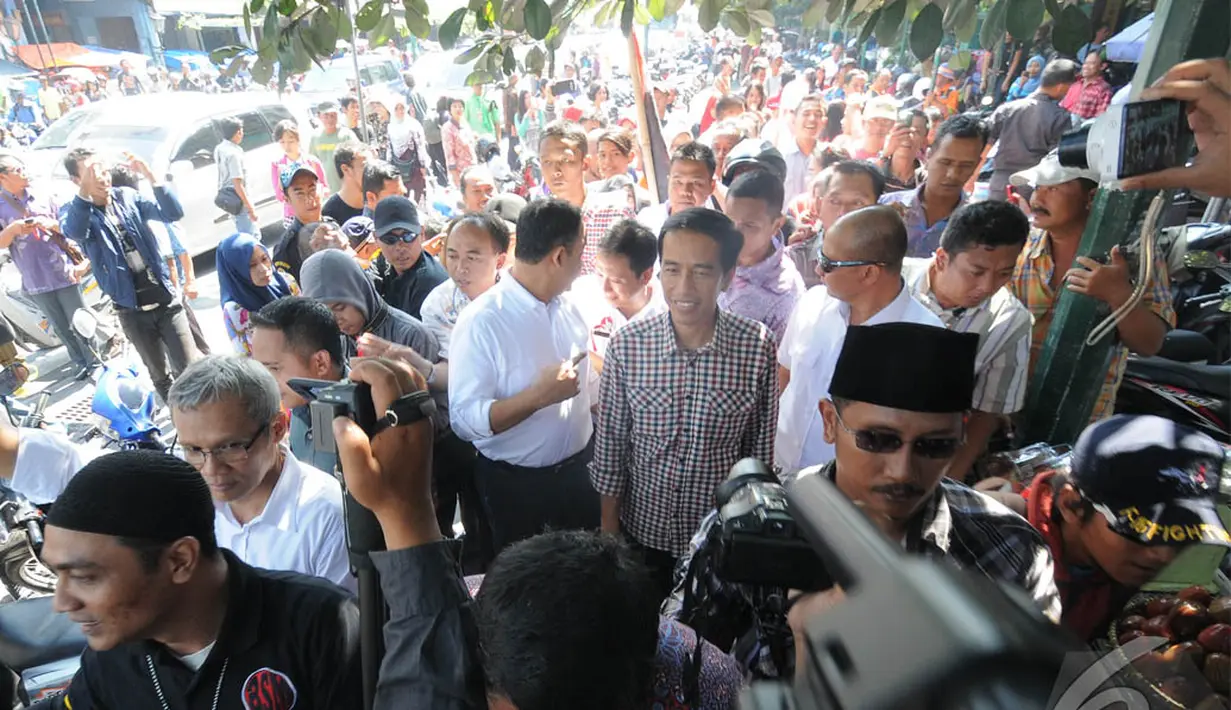Para pedagang dan warga di sekitar Malioboro dan Pasar  Beringharjo berdesakan untuk bisa melihat Jokowi dari dekat, Yogayakrta, Senin (2/6/2014) (Liputan6.com/Herman Zakharia).