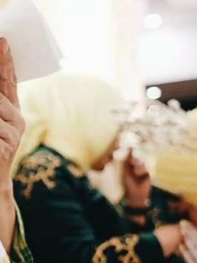 5 Potret Orang Tak Sengaja 'Kecolok' di Acara Pernikahan Ini Bikin Ketawa