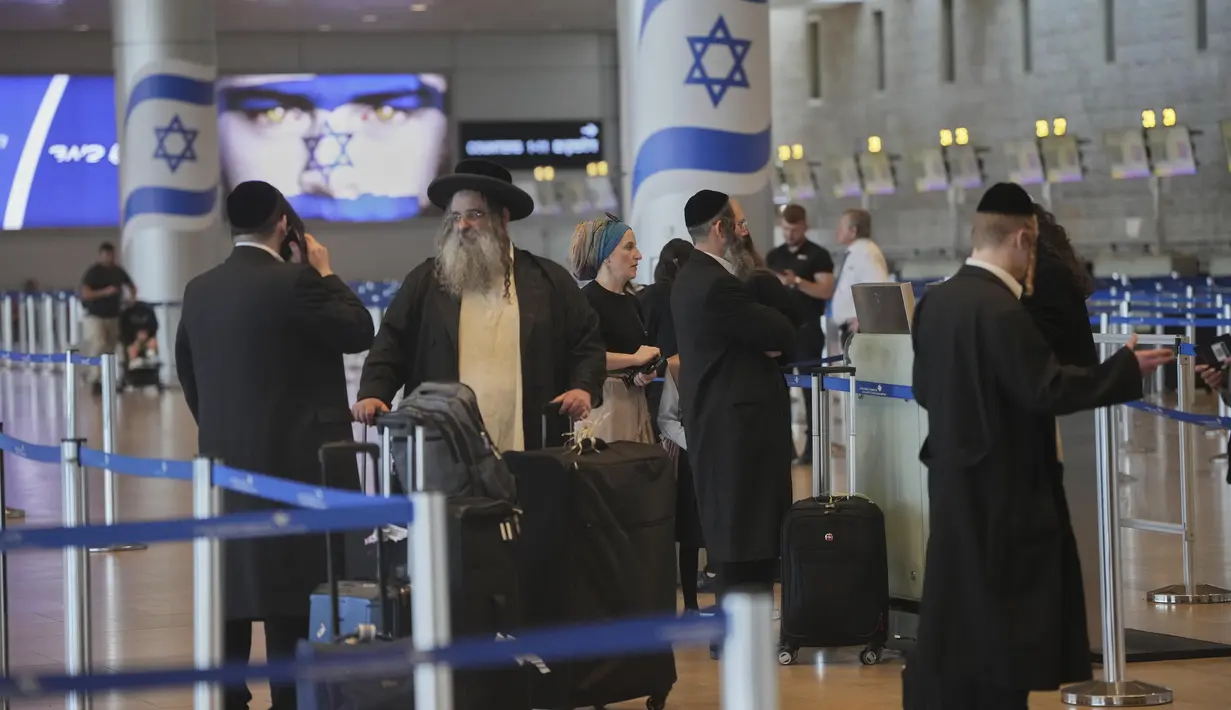 Berakhirnya perang 12 hari Iran-Israel disambut gembira warga dari kedua negara yang berseteru. (AP/Ohad Zwigenberg)
