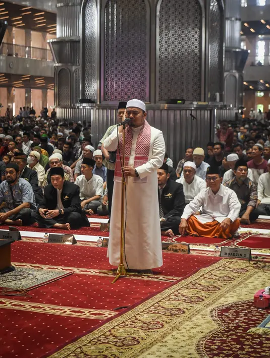 Pada kesempatan tersebut, K.H. Soetrisno Hadi yang bertindak sebagai khatib menyampaikan khotbah yang bertema “Refleksi Qurban dalam Teladan Ketaatan dan Taqarrub bagi Keluarga”. (Foto: Biro Pers Sekretariat Presiden)