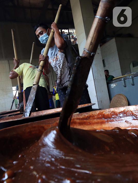 Pekerja mengaduk adonan dodol di Pabrik Nyonya Lauw di Jalan Lio Baru Kecamatan Neglasari, Tangerang, Banten, Selasa (26/1/2021). Jelang Tahun Baru Imlek pada 12 Februari mendatang, permintaan dodol dan kue keranjang meningkat menjadi dua kali lipat. (Liputan6.com/Johan Tallo)