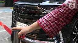 Komisi Pemberantasan Korupsi (KPK) menyita satu unit mobil mewah terkait kasus pemerasan pengurusan sertifikat K3 yang menjerat Wakil Menteri Ketenagakerjaan (Wamenaker) Immanuel Ebenezer atau Noel. (Liputan6.com/Helmi Fithriansyah)