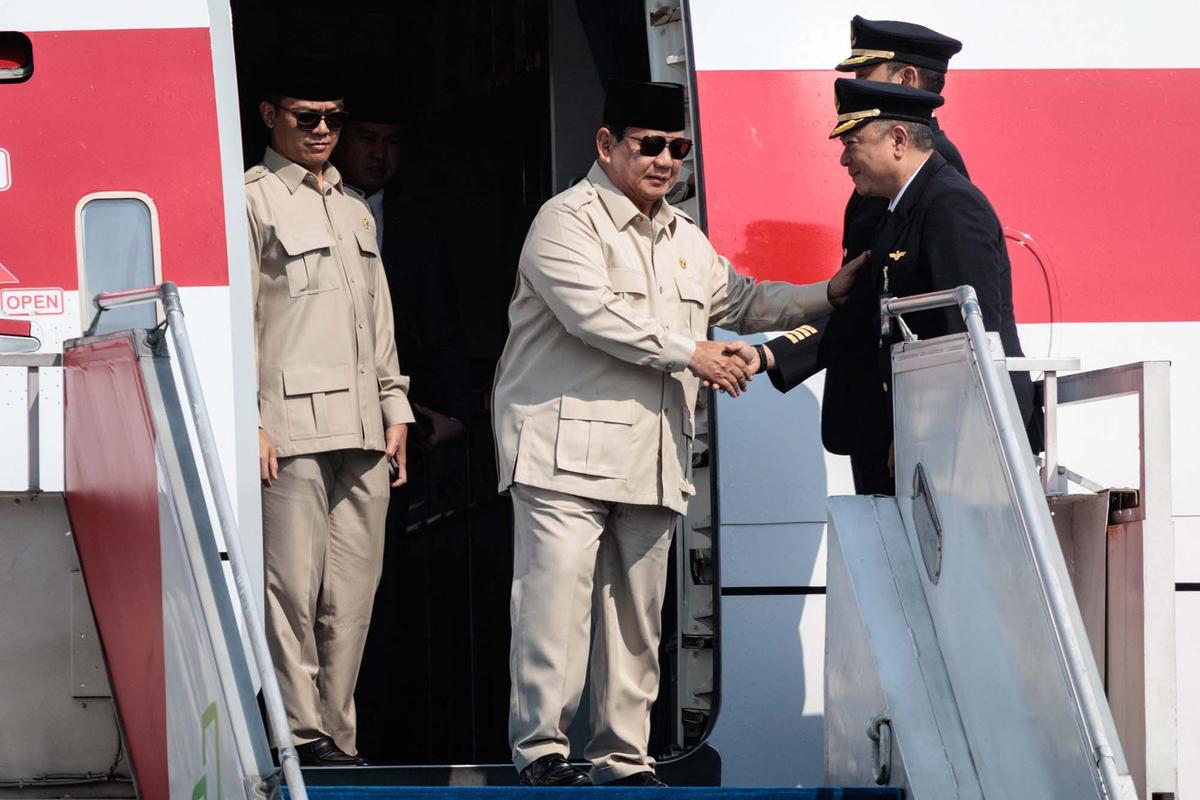 FOTO: Presiden Prabowo Tiba di Halim Usai Wakili Indonesia di KTT Perdamaian Mesir