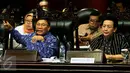 Wakil Ketua DPD RI Farouk Muhammad (kiri) mengetuk palu saat mengesahkan rekomendasi dari BK DPD mengenai pemberhentian Ketua DPD Irman Gusman saat sidang paripurna luar biasa yang digelar DPD di Gedung DPR, Jakarta, Rabu (5/10).(Liputan6.com/Johan Tallo)