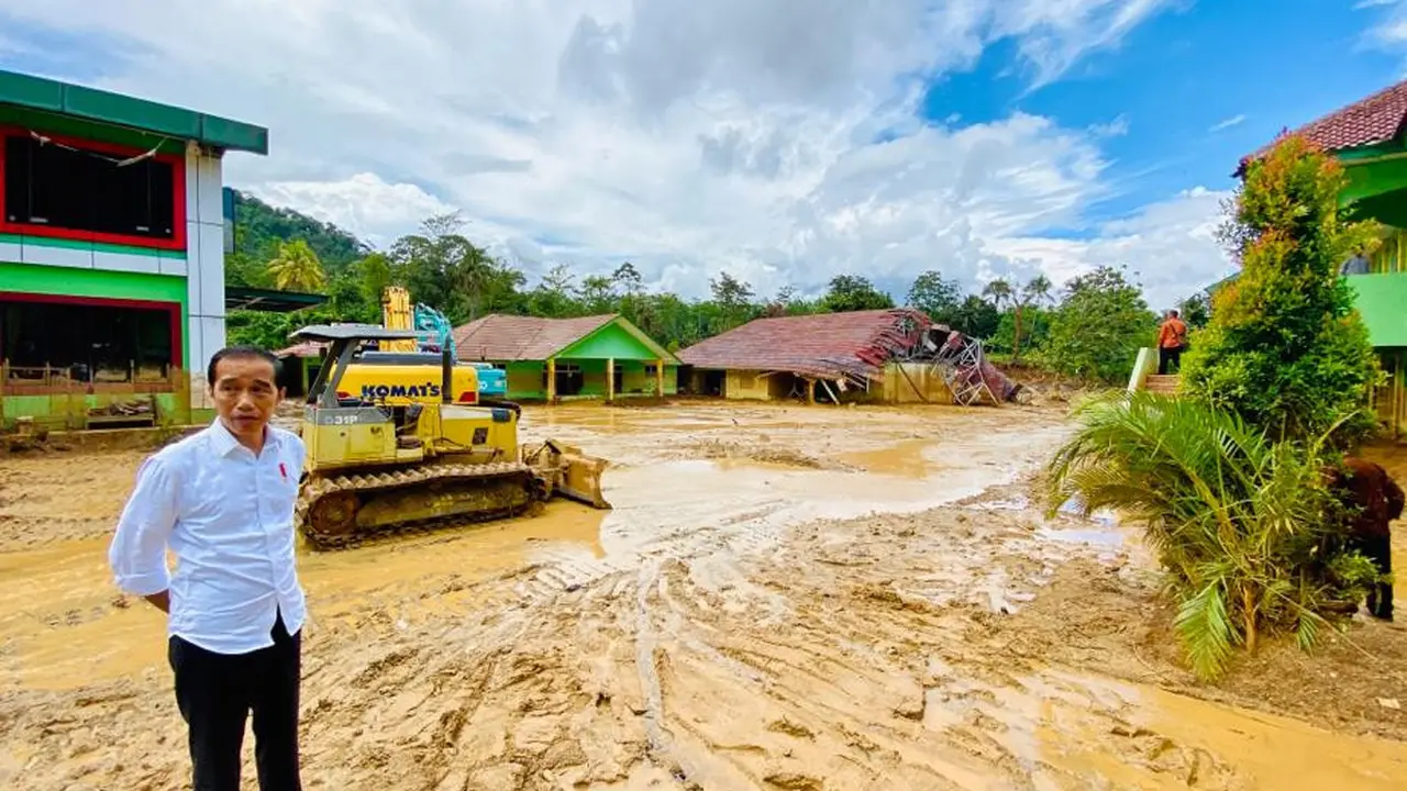 Jokowi mengunjungi lokasi banjir bandang di Desa Banjar Irigasi, Kecamatan Lebakgedong, Kabupaten Lebak, Banten.
