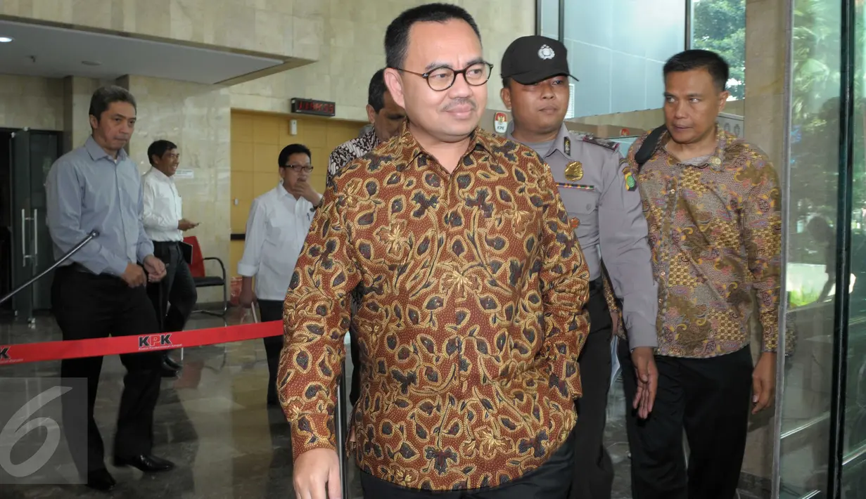 Menteri ESDM Sudirman Said berjalan keluar Gedung KPK, Jakarta, Selasa (24/5). Sudirman Said diundang KPK untuk meningkatkan koordinasi antara kedua lembaga tersebut. (Liputan6.com/Helmi Afandi)