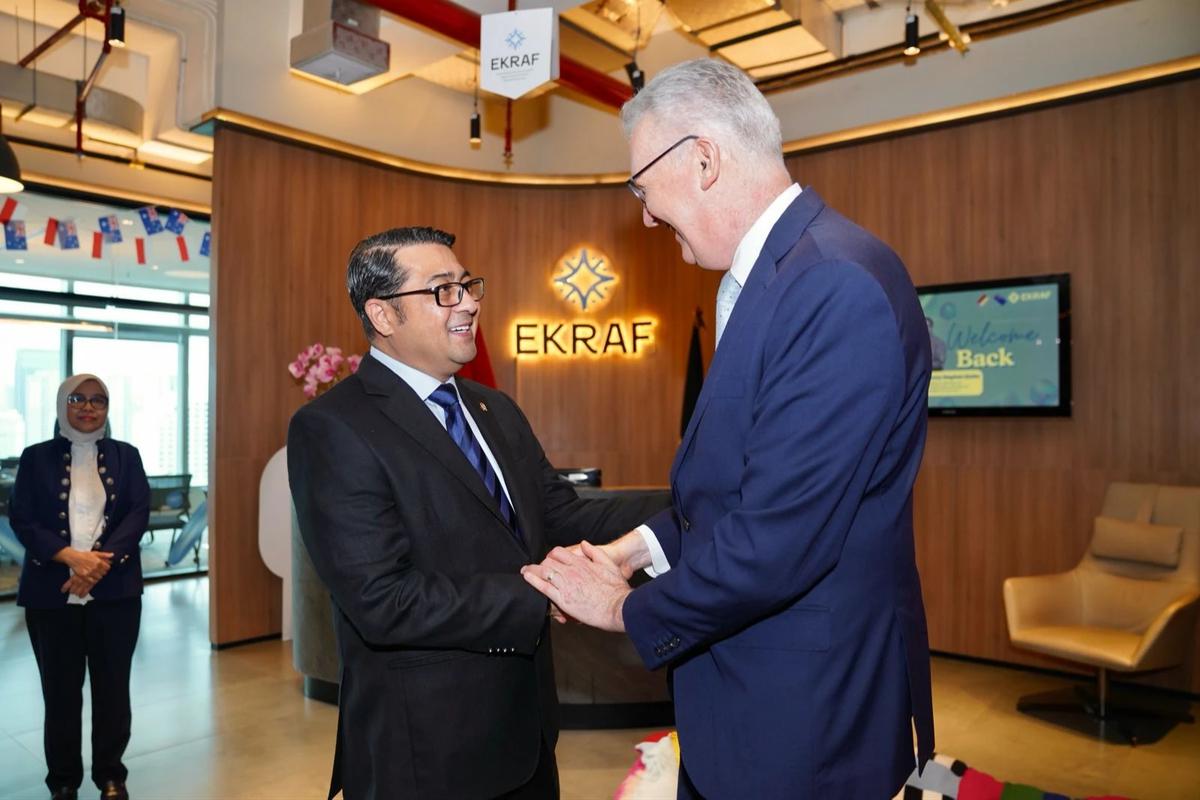 Menteri Ekonomi Kreatif/Kepala Badan Ekonomi Kreatif (Ekraf), Teuku Riefky Harsya, menerima kunjungan kehormatan Menteri Urusan Seni Australia Anthony Stephen Burke