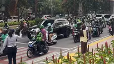 Kala BMW X5 Bikin Macet Kuningan, Pemiliknya Justru Tuai Pujian