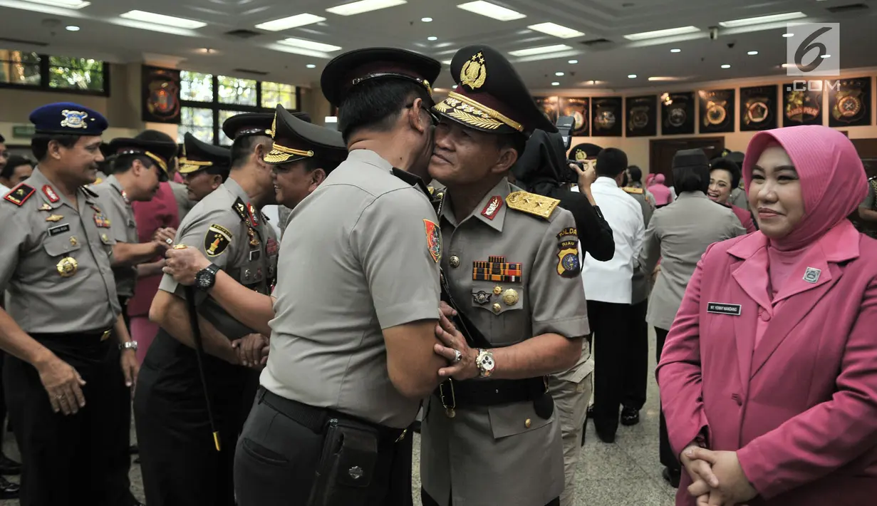 Pejabat Kapolda yang baru menerima ucapan selamat seusai pelantikan Kadiv Propam Polri dan enam kapolda di Mabes Polri, Senin (20/8). Kapolri Jenderal Tito Karnavian secara resmi melantik Kadiv Propam dan enam kapolda. (Merdeka.com/Iqbal S. Nugroho)