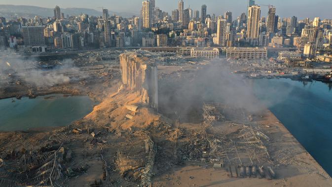 Gambar drone memperlihatkan tempat ledakan yang mengguncang pelabuhan Beirut, Lebanon, Rabu (5/8/2020). Ledakan dahsyat yang terjadi pada Selasa, 4 Agustus 2020, tersebut sejauh ini menewaskan 78 orang dan dan lebih dari 4.000 lainnya terluka. (AP Photo/Hussein Malla)