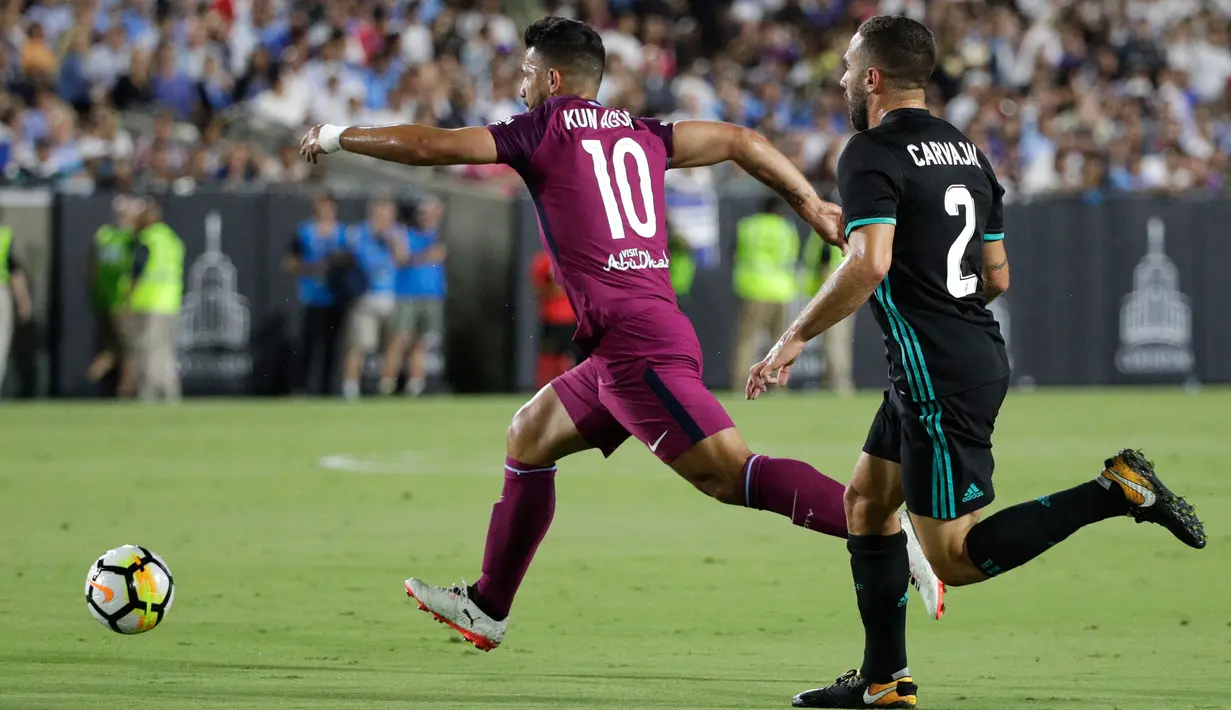 Penyerang Manchester City, Sergio Aguero berusaha membawa bola dari kejaran bek Real Madrid, Daniel Carvajal pada pertandingan ICC di Los Angeles Memorial Coliseum, Kamis (27/7). City menang atas Madrid dengan skor 4-1. (AP Photo/Jae C. Hong)