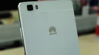 Sisi Atas Bodi Huawei P8 Lite Tampak Belakang. Liputan6.com/Yuslianson