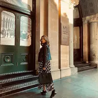 Motif dress yang dipadu padankan dengan leather jacket bewarna hitam. (instagram/septriasaacha)
