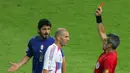 Gelandang Prancis, Zinedine Zidane, mendapat kartu merah usai menanduk bek Italia, Marco Materazzi, saat final Piala Dunia 2006 Stadion Olympic, Jerman (9/7/2006). Tandukan tersebut merupakan salah satu momen ikonik pada ajang Piala Dunia 2006. (AFP/Roberto Schmidt)