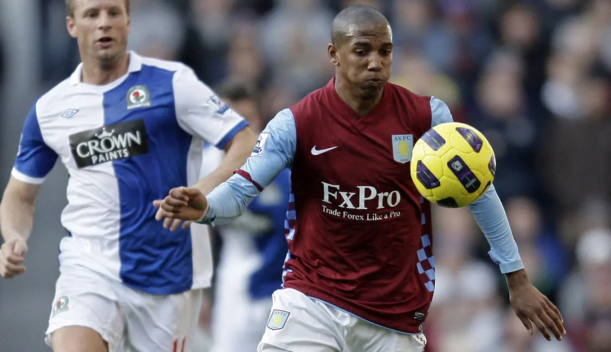 Ashley Yong merupakan pemain yang eksplosif dan serba bisa. Dipercaya sebagai sayap kiri di Aston Villa, Yong juga mampu bermain di sayap kanan, bek kiri dan kanan, penyerang sayap kiri dan kanan, gelandang serang, gelandang bertahan, penyerang lubang dan striker. (AFP/Ian Kington)
