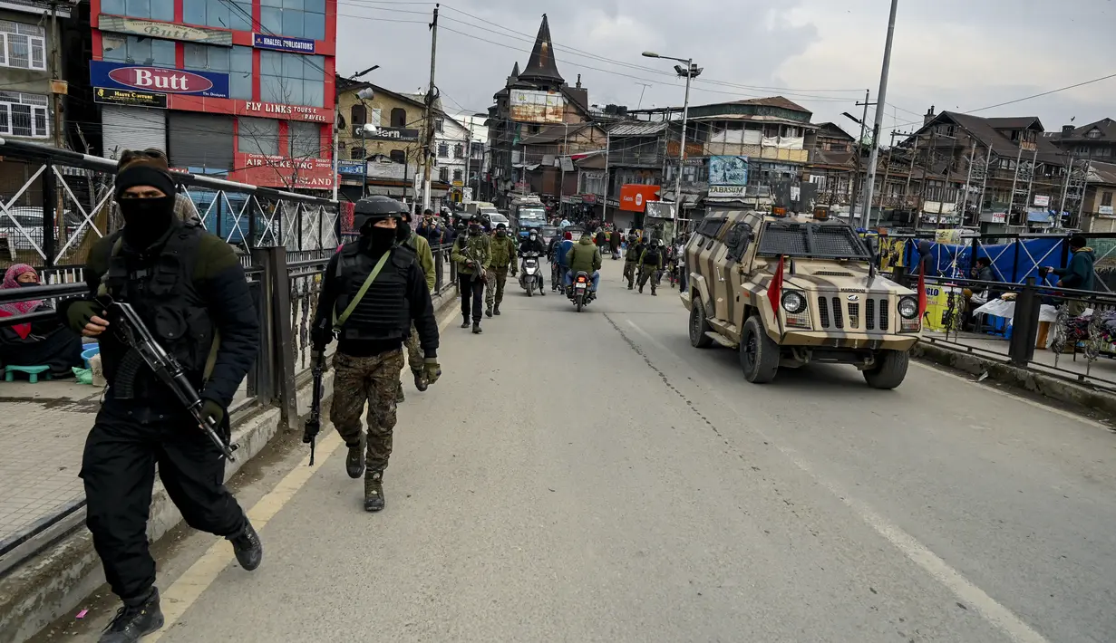 Pasukan Special Operation Group (SOG) berpatroli di sepanjang jalan selama pencarian acak pejalan kaki di Srinagar, kota terbesar di Kashmir, Jumat (21/1/2022). Peningkatan keamanan dilakukan menjelang Hari Republik India pada 26 Januari mendatang. (TAUSEEF MUSTAFA / AFP)